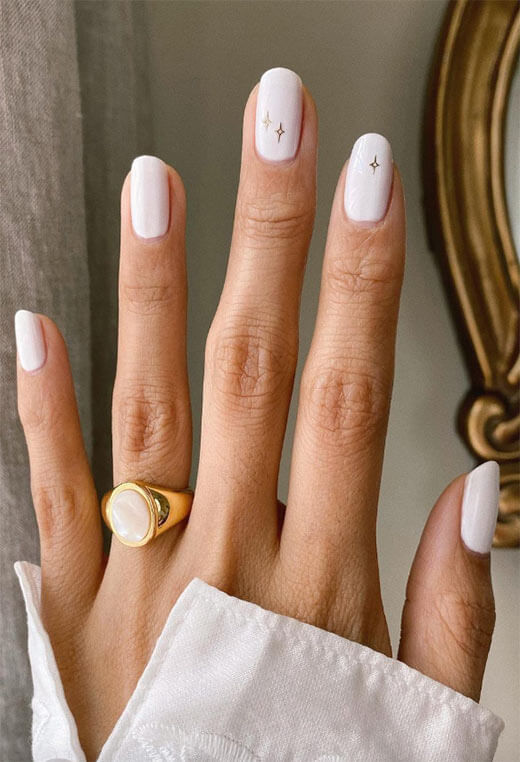 Sophisticated White & Gold Nail Art 
